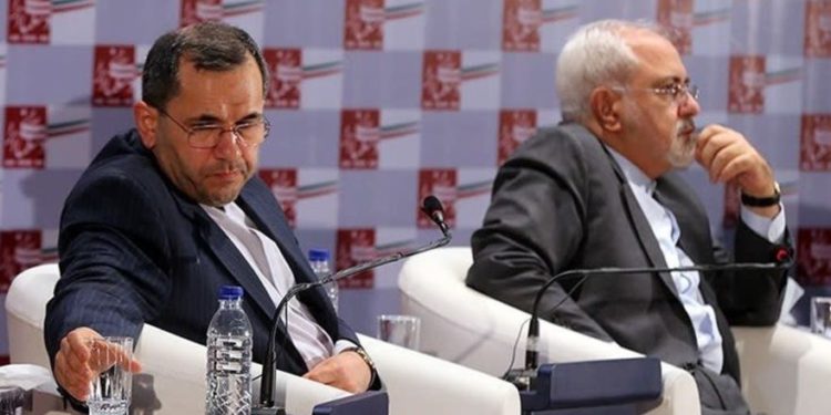 Majid Takht Ravanchi (L) con Mohammad Javad Zarif (R), Ministro de Relaciones Exteriores de Irán, en 2015. (Crédito de la foto: TASNIM NEWS AGENCY / WIKIMEDIA COMMONS)