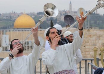 La gente recrea las celebraciones de la Pascua en Jerusalén. (Crédito de la foto: EYTAN ELHADAZ / TPS)