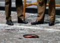 Un zapato de una víctima se ve frente al Santuario de San Antonio, iglesia Kochchikade, después de una explosión en Colombo, Sri Lanka, el 21 de abril de 2019. (Crédito de la foto: DINUKA LIYANAWATTE / REUTERS)