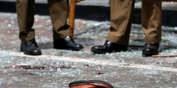 Un zapato de una víctima se ve frente al Santuario de San Antonio, iglesia Kochchikade, después de una explosión en Colombo, Sri Lanka, el 21 de abril de 2019. (Crédito de la foto: DINUKA LIYANAWATTE / REUTERS)