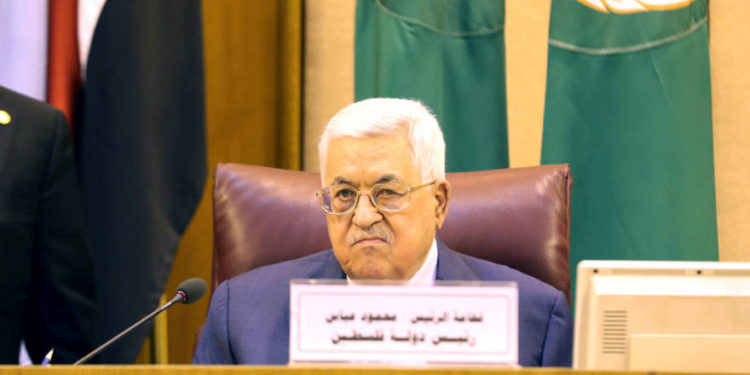 El presidente de la Autoridad Palestina, Mahmoud Abbas, asiste a la reunión de ministros de Relaciones Exteriores de la Liga Árabe para discutir un plan no anunciado de Estados Unidos para la paz israelo-israelí, en El Cairo, Egipto, 21 de abril de 2019 .. (crédito de foto: MOHAMED ABD EL GHANY / REUTERS)