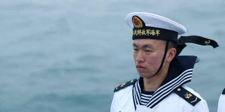Un personal de la marina china hace guardia durante un desfile naval en la ciudad portuaria oriental de Qingdao para conmemorar el 70 aniversario de la fundación de la Armada del Ejército Popular de Liberación de China, China, 23 de abril de 2019. (Crédito de la foto: JASON LEE / REUTERS)