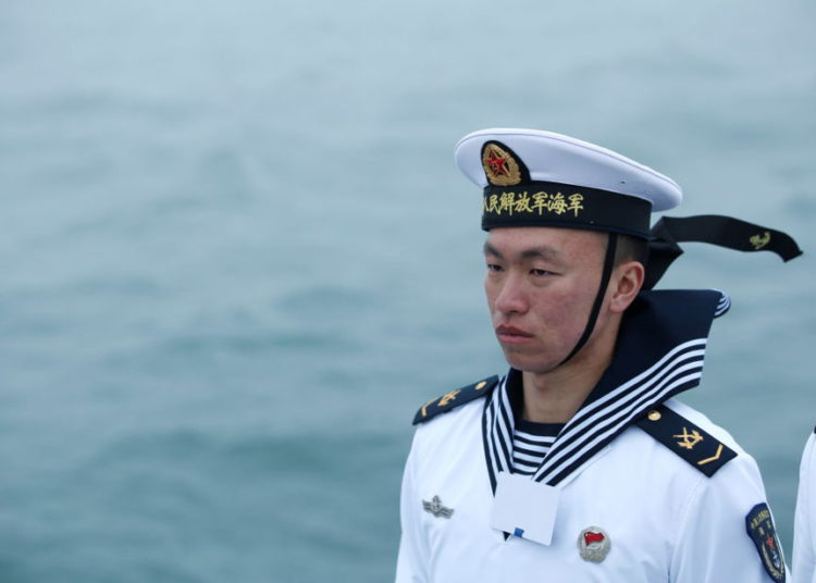 Un personal de la marina china hace guardia durante un desfile naval en la ciudad portuaria oriental de Qingdao para conmemorar el 70 aniversario de la fundación de la Armada del Ejército Popular de Liberación de China, China, 23 de abril de 2019. (Crédito de la foto: JASON LEE / REUTERS)