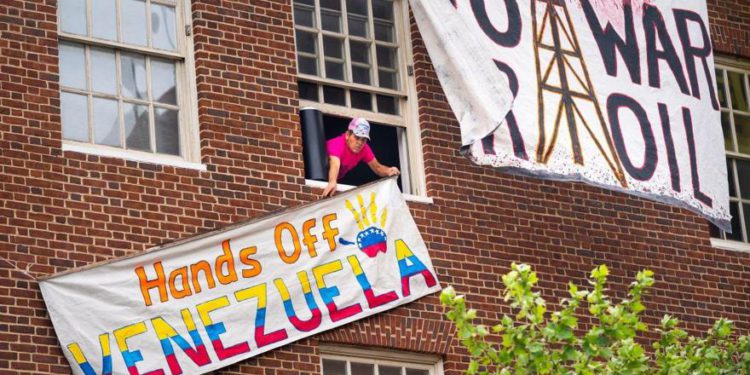 "Colectivo" chavista toma la embajada de Venezuela en Estados Unidos. (Foto: EFE)