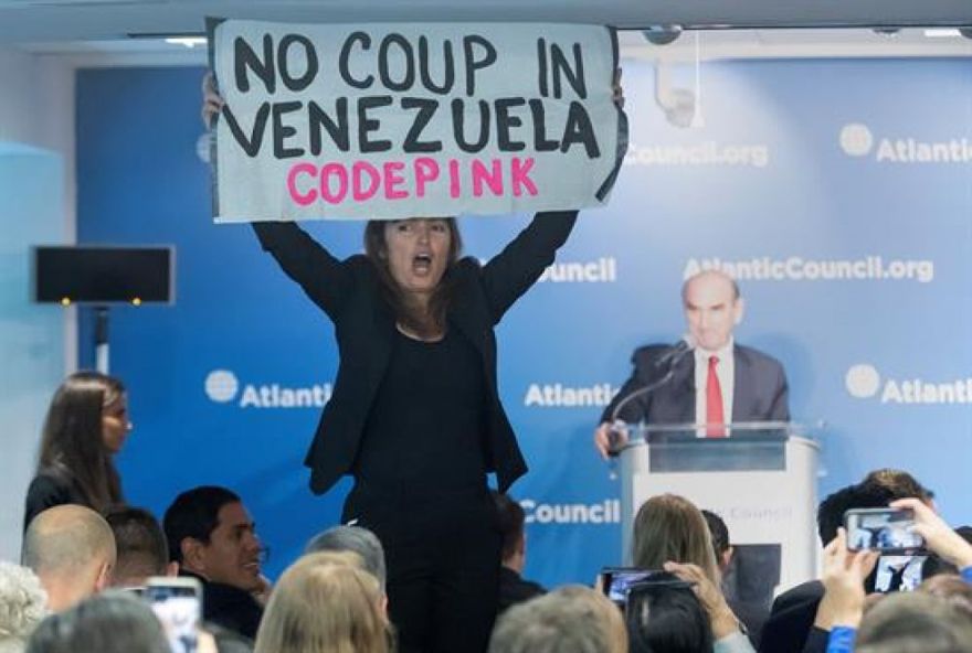 Activista interrumpen al enviado especial de EE.UU. para Venezuela. (Foto: EFE)