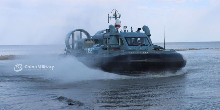 China utiliza moderno aerodeslizador para patrullar lago en su frontera con Rusia