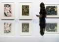 Un visitante ve las pinturas del pintor alemán Ernst Ludwig Kirchner en la exposición 'Informe del estado Gurlitt. Arte degenerado: confiscado y vendido 'en el Kunstmuseum de Berna, Suiza, el miércoles 1 de noviembre de 2017. (Peter Klaunzer / Keystone a través de AP)