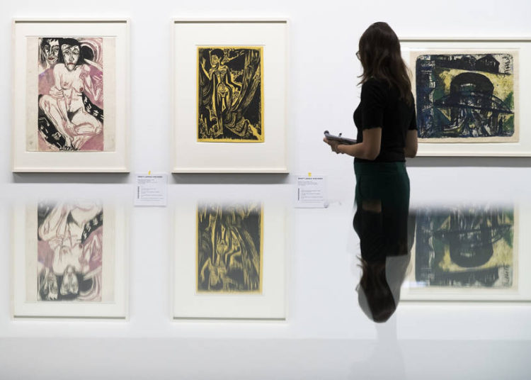 Un visitante ve las pinturas del pintor alemán Ernst Ludwig Kirchner en la exposición 'Informe del estado Gurlitt. Arte degenerado: confiscado y vendido 'en el Kunstmuseum de Berna, Suiza, el miércoles 1 de noviembre de 2017. (Peter Klaunzer / Keystone a través de AP)