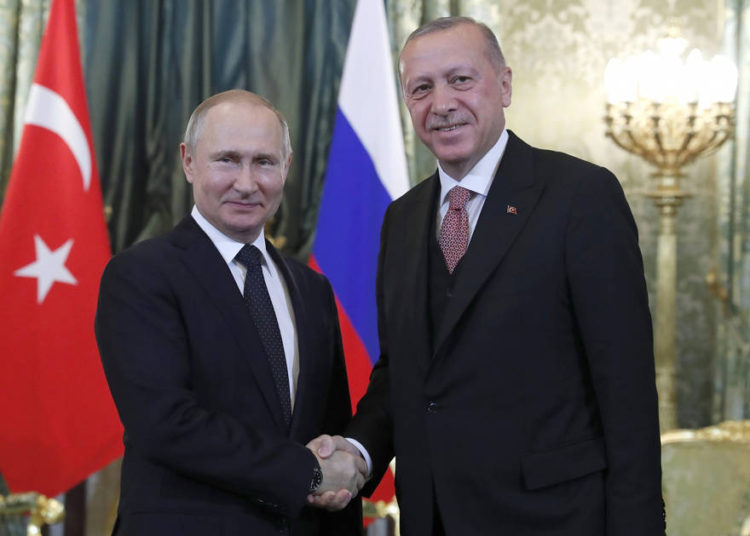 El presidente ruso, Vladimir Putin, a la izquierda, le da la mano al presidente turco, Recep Tayyip Erdogan, durante su reunión en el Kremlin en Moscú, Rusia, el lunes 8 de abril de 2019. (Maxim Shipenkov / Pool Photo via AP)