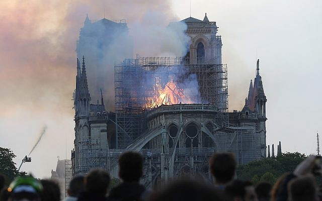 El mundo expresa horror y pena por como la joya de París, Notre Dame, es  devastada por el incendio