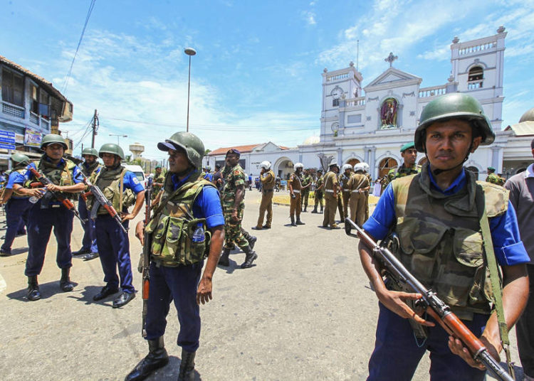 Soldados del Ejército de Sri Lanka aseguran el área alrededor del Santuario de San Antonio después de una explosión en Colombo, Sri Lanka, el domingo 21 de abril de 2019 (Foto AP / Chamila Karunarathne)