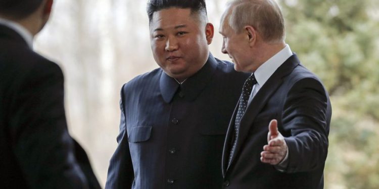 El presidente ruso Vladimir Putin R) le da la bienvenida al líder de Corea del Norte, Kim Jong Un, durante su reunión en Vladivostok, Rusia, el 25 de abril de 2019. (Foto de AP / Alexander Zemlianichenko, Pool)
