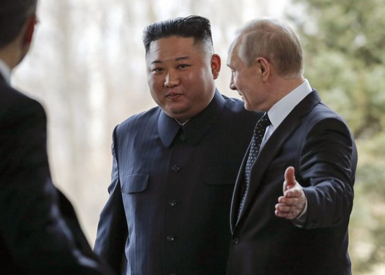 El presidente ruso Vladimir Putin R) le da la bienvenida al líder de Corea del Norte, Kim Jong Un, durante su reunión en Vladivostok, Rusia, el 25 de abril de 2019. (Foto de AP / Alexander Zemlianichenko, Pool)