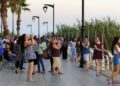 Los turistas toman fotos, mientras se pone el sol sobre el Mar Mediterráneo en Beirut, Líbano, el 30 de junio de 2017. (Foto AP / Hassan Ammar / Archivo)