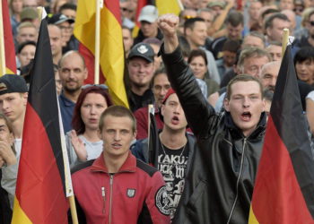 La gente asiste a una manifestación de extrema derecha en Chemnitz, este de Alemania, el 7 de septiembre de 2018 (AP Photo / Jens Meyer)