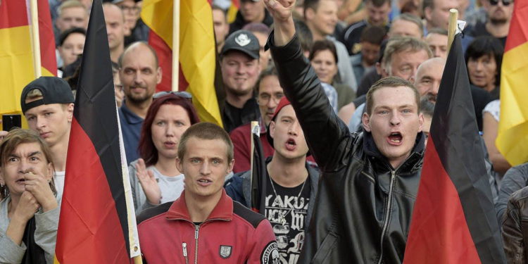 La gente asiste a una manifestación de extrema derecha en Chemnitz, este de Alemania, el 7 de septiembre de 2018 (AP Photo / Jens Meyer)
