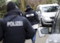 Ilustrativo: El oficial de policía camina entre los autos durante una redada en el pueblo de Meldorf, Alemania, 30 de enero de 2019. (Bodo Marks / dpa via AP)
