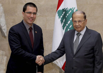 El ministro de Relaciones Exteriores de Venezuela, Jorge Arreaza, (izquierda), da la mano a su homólogo libanés, Gebran Bassil, en Beirut, el 3 de abril de 2014. (Dalati Nohra a través de AP)