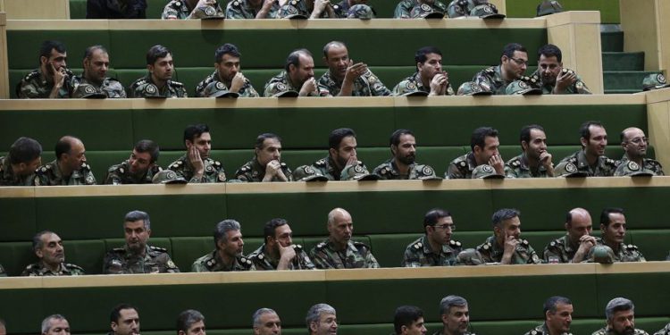 Un grupo de miembros del ejército iraní siguen los debates del parlamento en una gira con motivo del Día del Ejército el jueves, en Teherán, Irán, el martes 16 de abril de 2019. (AP Photo / Vahid Salemi)