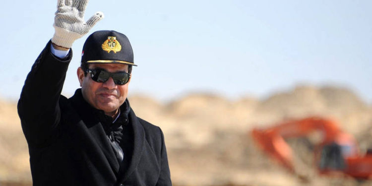 En esta foto del 22 de febrero de 2015, proporcionada por la Presidencia egipcia, el presidente egipcio Abdel-Fattah el-Sissi saluda durante una visita al Canal de Suez en Ismailia, Egipto. (Presidencia egipcia a través de AP, Archivo)