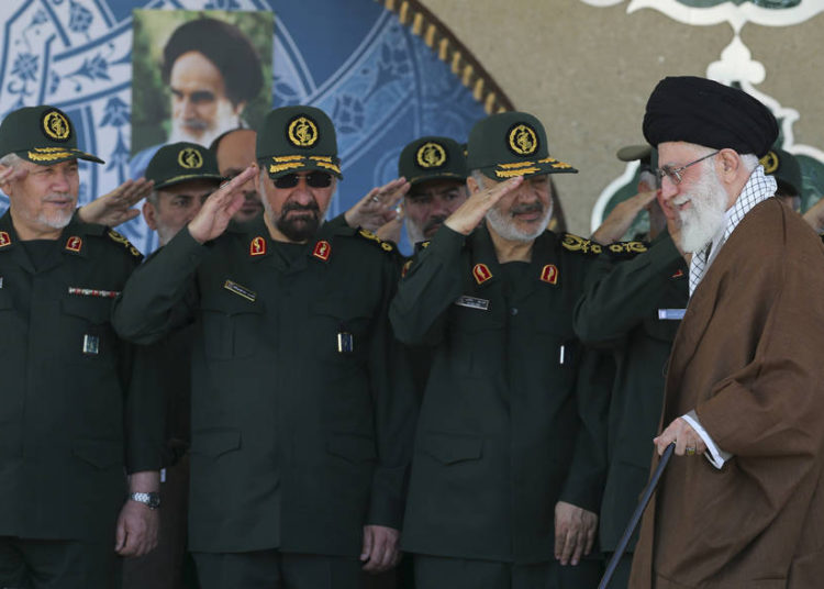 El líder supremo Ayatollah Ali Khamenei, a la derecha, llega a una ceremonia de graduación de los oficiales de la Guardia Revolucionaria, mientras que el comandante adjunto de la Guardia Revolucionaria, Hossein Salami, segundo a la derecha, los ex comandantes de la Guardia Revolucionaria Mohsen Rezaei, a la segunda a la izquierda, y Saluda Yahya Rahim Safavi Él, el 20 de mayo de 2015, en Teherán, Irán. (Sitio web oficial de la Oficina del Líder Supremo de Irán a través de AP)