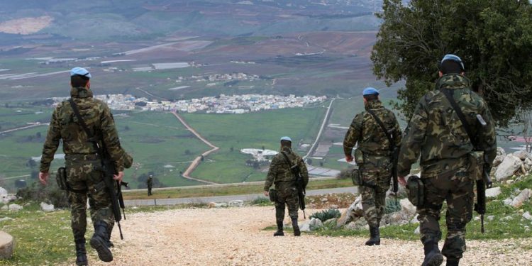 El personal de mantenimiento de la paz español de la ONU patrulla en el disputado área de Shebaa Farms, entre el Líbano e Israel, con vistas a la aldea fronteriza dividida de Ghajar, sureste del Líbano, 24 de febrero de 2015. (AP / Hussein Malla)