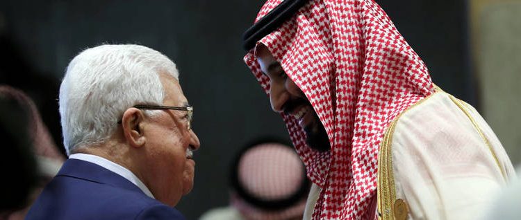 El presidente palestino, Mahmoud Abbas, saluda al príncipe heredero de Arabia Saudita, Mohammed bin Salman, antes del inicio de la 29ª Cumbre Árabe en Dhahran, Arabia Saudita, 15 de abril de 2018 | Foto: Reuters