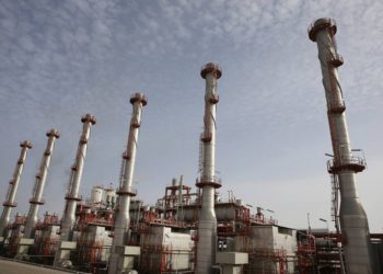 Estados Unidos planea nuevas sanciones a Irán y puede apuntar a exenciones de petróleo - informe