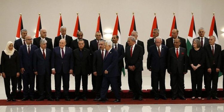 El presidente de la Autoridad Palestina, Mahmoud Abbas, se marcha después de posar para una fotografía de grupo con miembros del nuevo gobierno de la Autoridad Palestina en la ciudad de Ramallah el 13 de abril de 2019. (Abbas Momani / AFP)