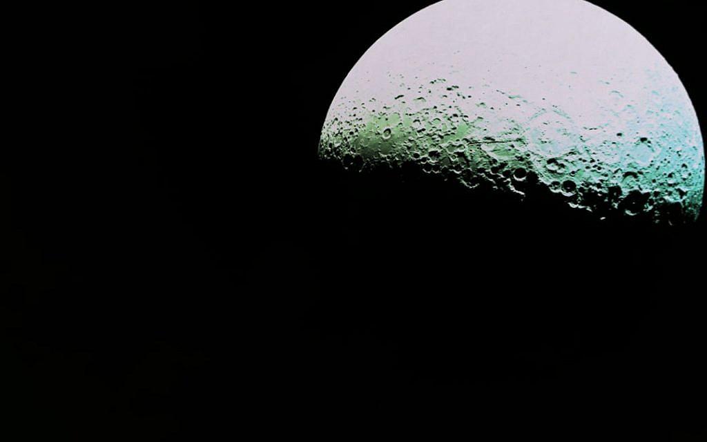 Bereshit fotografía el lado oscuro de la luna el 10 de abril de 2019 desde una altura de 2500 km. (Cortesía de los ingenieros de Bereshit).