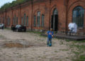 Un niño jugando al fútbol en la entrada del antiguo campo de concentración conocido como el Séptimo Fuerte en Kaunas, Lituania, el 12 de julio de 2016. (JTA / Cnaan Liphshiz)