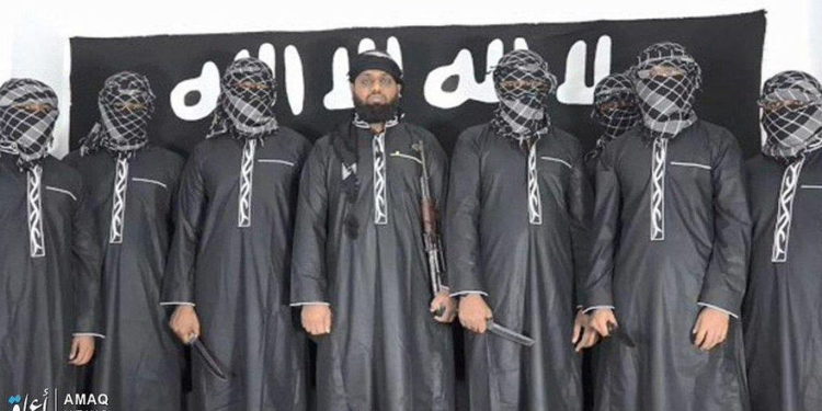 Una fotografía publicada en la página de propaganda del grupo terrorista del Estado Islámico, la agencia Amaq, el 23 de abril de 2019, que muestra lo que el grupo dice son ocho bombarderos que llevaron a cabo los ataques de Pascua en Sri Lanka. (Amaq)
