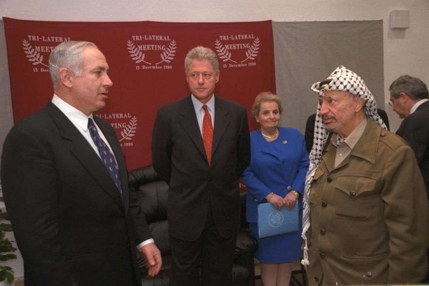 El presidente de los Estados Unidos, Bill Clinton, el primer ministro Netanyahu y el líder de la Autoridad Palestina, Yasser Arafat, en una reunión trilateral en el cruce de Erez entre Israel y Gaza, en diciembre de 1995 (Avo Ohayun / GPO)