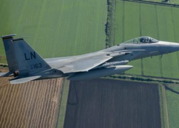 Este video muestra a un caza ruso Su-27 haciendo un giro brusco cerca de un caza estadounidense F-15C
