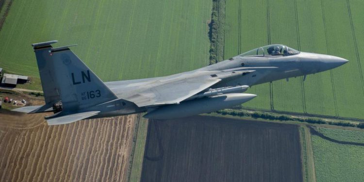 Este video muestra a un caza ruso Su-27 haciendo un giro brusco cerca de un caza estadounidense F-15C