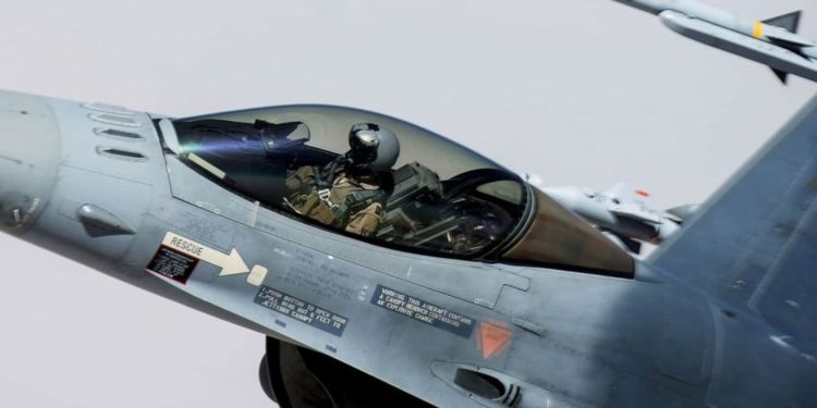 Caza F-16 de los Países Bajos se disparó a sí mismo literalmente durante el ejercicio