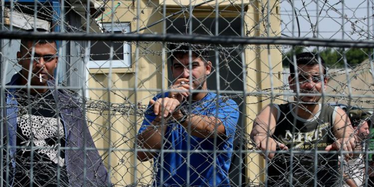 Ilustrativo: presos de seguridad palestinos en la prisión de Ofer, al norte de Jerusalén, 20 de agosto de 2008. (Moshe Shai / Flash90 / File)