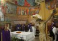 El patriarca latino de Jerusalén, Fuad Twal, el jefe de la Iglesia Católica Romana en Tierra Santa, asiste a la misa del domingo antes de Navidad en la iglesia latina en Gaza el 16 de diciembre de 2012. (Abed Rahim Khatib / Flash90)