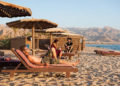 Los israelíes disfrutan de unas vacaciones en la playa de Paradis Sweir, un complejo del desierto ubicado en la costa del Mar Rojo, en el Sinaí del Sur, Egipto, durante la festividad judía de Sukkot. 15 de octubre de 2016. (Johanna Geron / FLASH90)