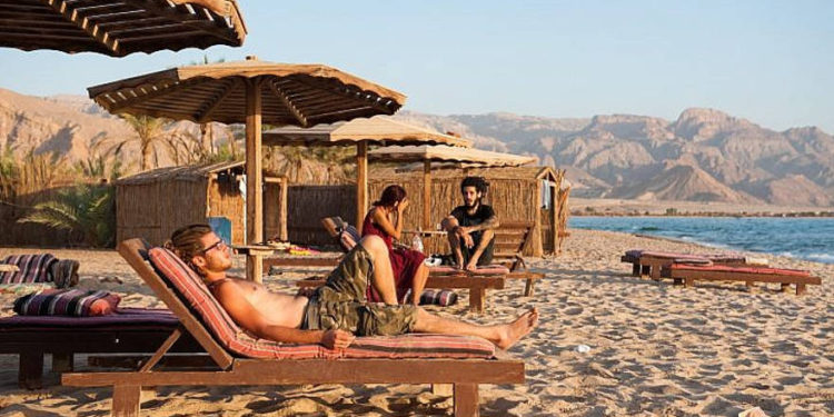 Los israelíes disfrutan de unas vacaciones en la playa de Paradis Sweir, un complejo del desierto ubicado en la costa del Mar Rojo, en el Sinaí del Sur, Egipto, durante la festividad judía de Sukkot. 15 de octubre de 2016. (Johanna Geron / FLASH90)