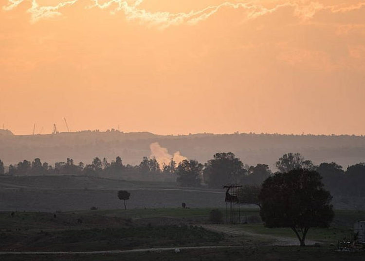 Ilustrativo: El humo se eleva desde un cohete caído disparado desde Gaza en un campo en el sur de Israel cerca de la frontera con Gaza el 13 de noviembre de 2018. (Hadas Parush / Flash90)