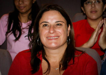 Rona Ramon, viuda del primer astronauta israelí Ilan Ramon que murió en un accidente fatal a bordo del transbordador espacial Columbia asiste a una conferencia en la Escuela Espacial de Jerusalén el 15 de octubre de 2007. (Flash90)