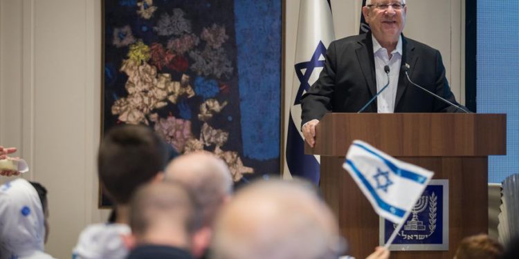 El presidente Reuven Rivlin habla a la multitud después de que la nave espacial Bereshit intentara aterrizar en la luna, Jerusalem, 11 de abril de 2018 (Hadas Parush / Flash90)