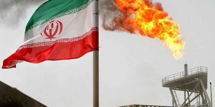 Raheb Homavandi / Reuters / ArchivoUna llamarada de gas en una plataforma de producción de petróleo en los campos petrolíferos de Soroush en el Golfo Pérsico se ve junto a una bandera iraní, el 25 de julio de 2005.