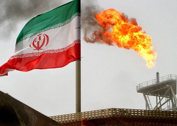Raheb Homavandi / Reuters / ArchivoUna llamarada de gas en una plataforma de producción de petróleo en los campos petrolíferos de Soroush en el Golfo Pérsico se ve junto a una bandera iraní, el 25 de julio de 2005.