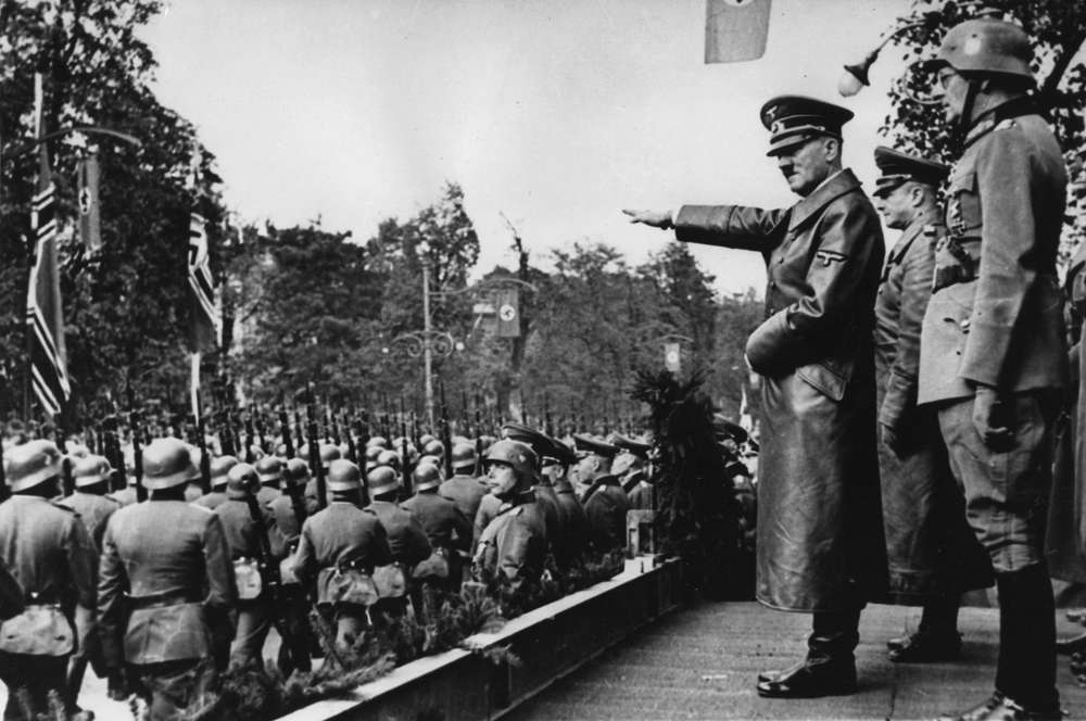 Adolf Hitler, al frente, saluda a las tropas de desfile de la Wehrmacht alemana en Varsovia, Polonia, el 5 de octubre de 1939 después de la invasión alemana. Detrás de Hitler se ve, de izquierda a derecha: el Comandante en Jefe del Ejército, el Coronel General Walther von Brauchitsch, nuevo comandante de Varsovia, el Teniente General Friedrich von Cochenhausen, el Coronel General Gerd von Rundstedt, el Coronel General Wilhelm Keitel. (Foto AP)