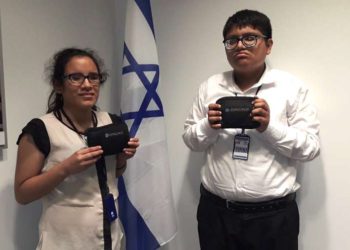 Israel donó dispositivos inteligentes a jóvenes peruanos con discapacidad visual