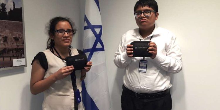 Israel donó dispositivos inteligentes a jóvenes peruanos con discapacidad visual