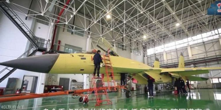 Los cazas J-11D y J-20 de China se enfrentan por financiamiento