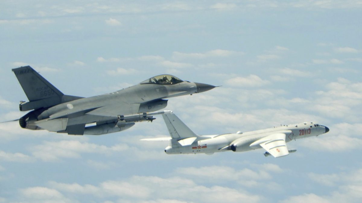Japón intercepta dos bombarderos de largo alcance y avión espía de China